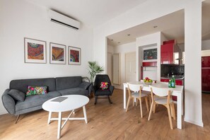 Exclusive-Apartment | Wohnbereich | 55-Zoll-Flachbildfernseher mit Kabelempfang, Fernseher