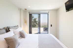 2 makuuhuonetta, tallelokero huoneessa, silitysrauta/-lauta