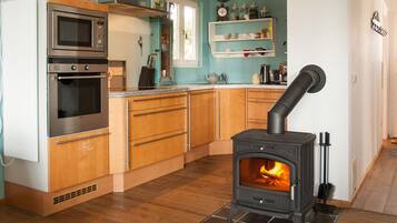 JÀÀkaappi, mikroaaltouuni, uuni, liesi