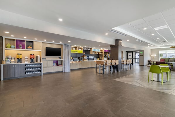 Free daily self-service breakfast - Home2 Suites by Hilton Bangor (Bangor)