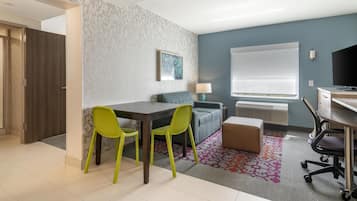 Suite - 1 kingsize-seng - handicapvenligt (Roll-In Shower) | Opholdsområde | Tv