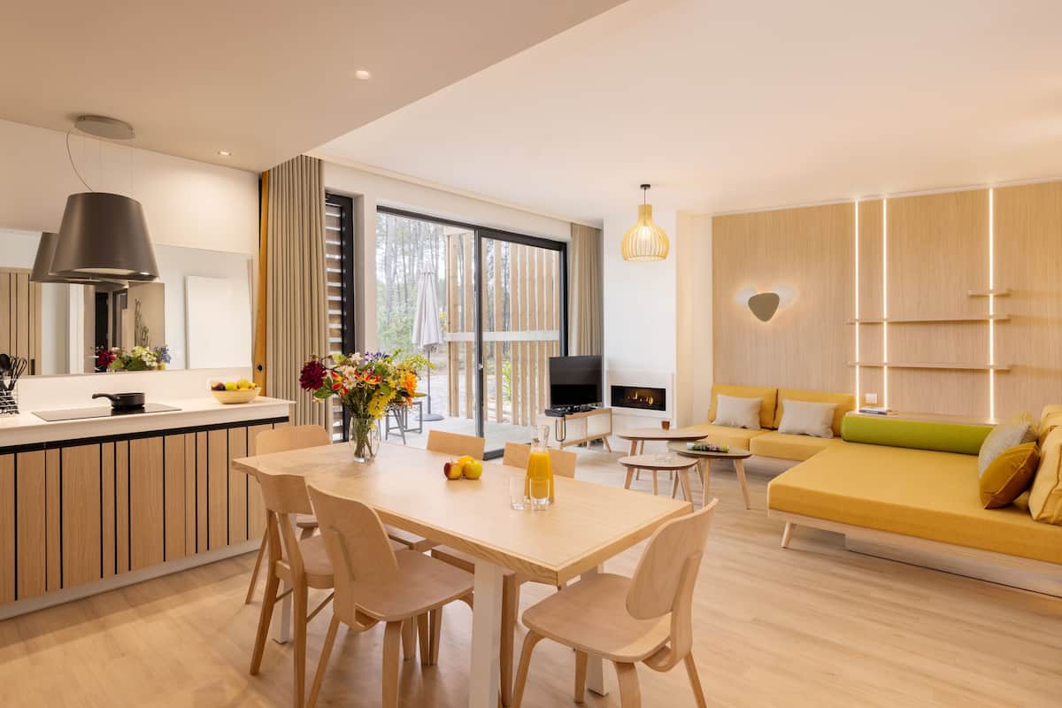 Een moderne keuken met een eethoek, een bank en een televisie.