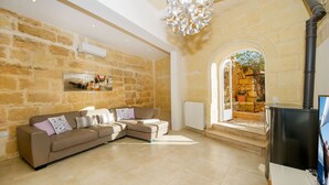 TV, fireplace - Sulda Brill    Holiday Home (In-Nadur)