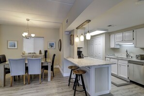 Refrigerador, microondas, lavavajillas, cafetera/tetera