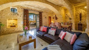 TV, fireplace - Razzett Tuta Holiday Home (Ta' Kerċem)