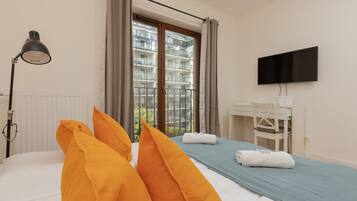 1 habitación, escritorio, tabla de planchar con plancha y wifi