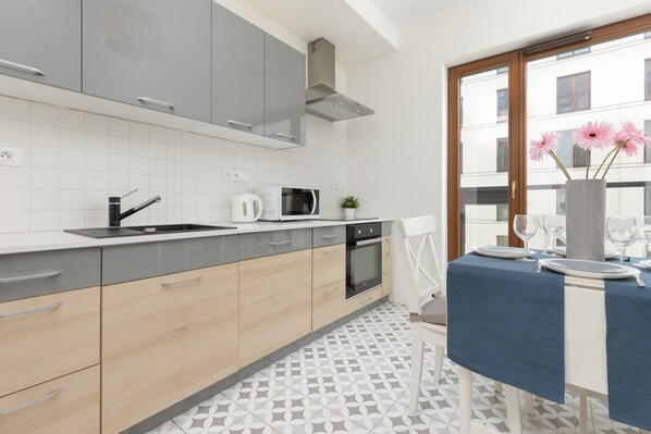 Fridge, microwave, oven, stovetop