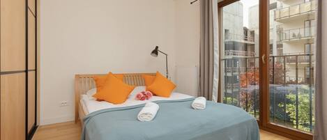 1 dormitorio, escritorio, tabla de planchar con plancha y wifi