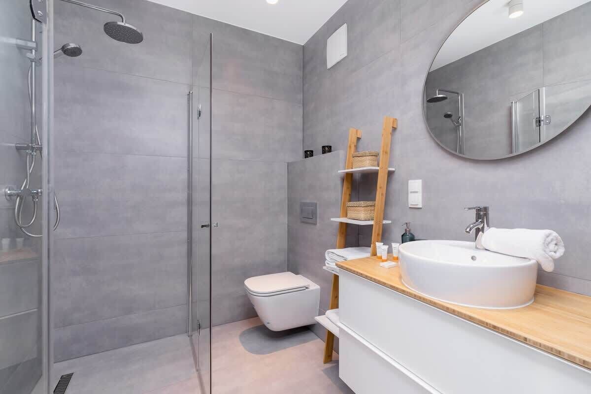 Bruser, hårtørrer, håndklæder, Shampoo