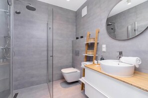 Chuveiro, secador de cabelo, toalhas de banho, shampoo