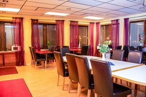 Free daily buffet breakfast  - Euroway Hotel M&M AB (Hisings Backa)