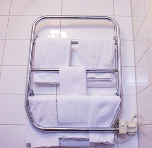Douche, articles de toilette gratuits, serviettes fournies