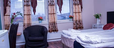 Habitación triple | Ropa de cama hipoalergénica y escritorio