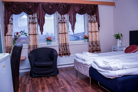 Triple Room | Hypo-allergenic bedding, desk, laptop workspace, free WiFi