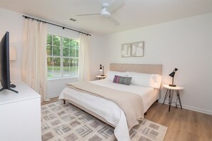 4 chambres, bureau, fer et planche à repasser, lit parapluie