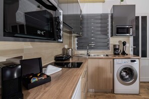 Kühlschrank, Mikrowelle, Wasserkocher mit Kaffee-/Teezubehör