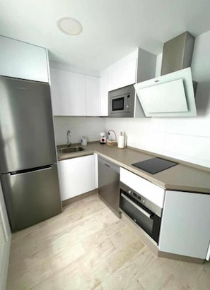 Réfrigérateur, micro-ondes, four, plaque de cuisson