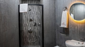 豪華單人房 | 浴室 | 淋浴設備、淋浴花灑、吹風機、拖鞋