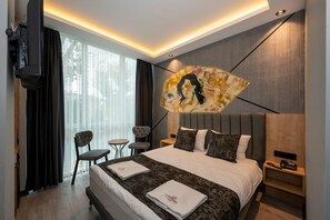 Minibar, pengeskab på værelset, skrivebord