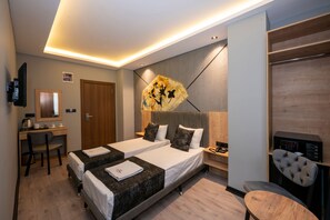 Minibar, in-room safe, desk, laptop workspace - Comfort Point (Istanbul)