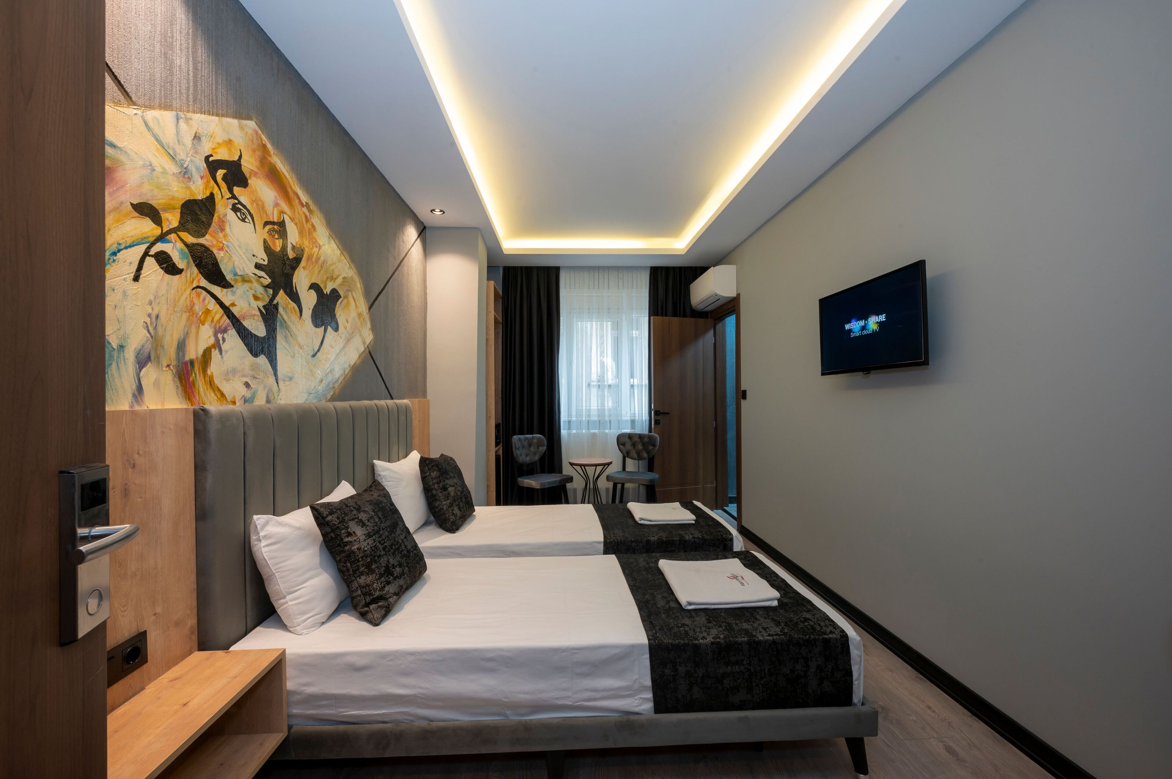 Habitación Deluxe con 2 camas individuales | Minibar, caja de seguridad en la habitación y escritorio 