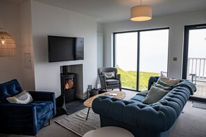 TV - A llyn peninsula that sleeps 4 guests  in 2 bedrooms (Nefyn)