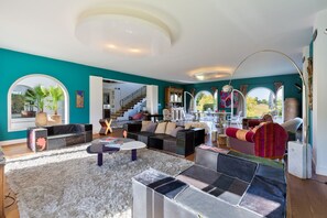 Télévision, table de tennis de table, chaîne hi-fi, imprimantes