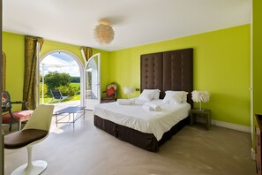 2 bedrooms, desk, WiFi, bed sheets