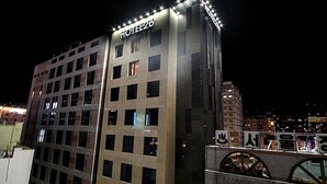 Un hotel de diseño moderno, con un letrero destacado en la parte superior.