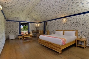 Kamar Keluarga | Brankas, meja kerja, dan setrika/meja setrika