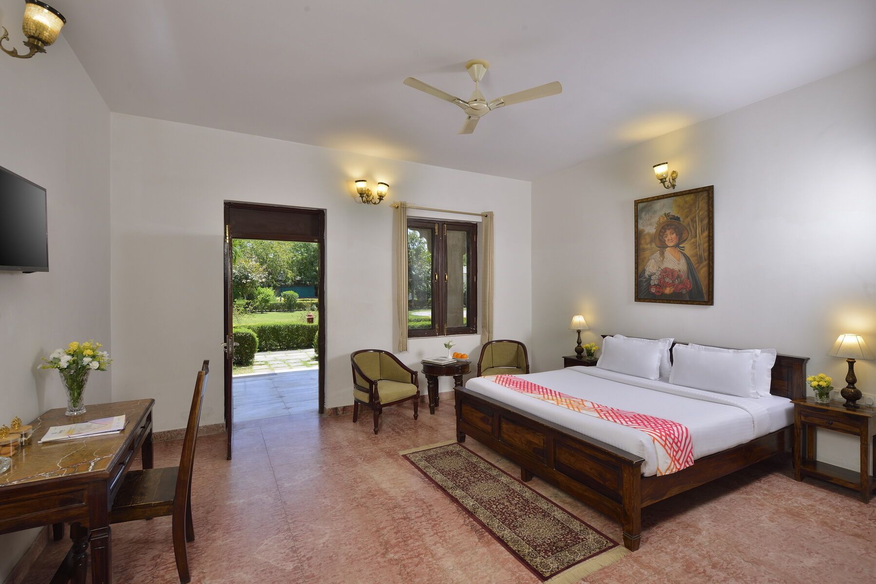 Deluxe Double Room | In-room safe, desk, iron/ironing board, rollaway beds