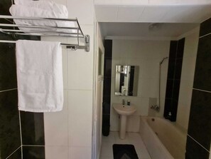 Duschwanne, Handtücher, Seife, Shampoo