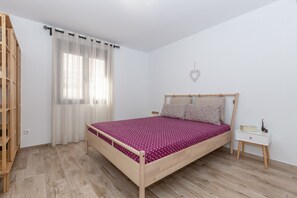 3 bedrooms, iron/ironing board, bed sheets