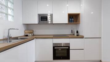 Een koelkast, een microgolfoven, een oven, een vaatwasser