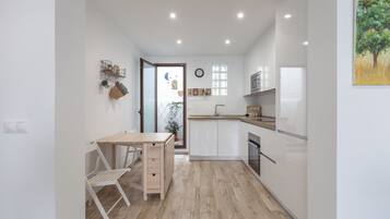 Een koelkast, een microgolfoven, een oven, een vaatwasser