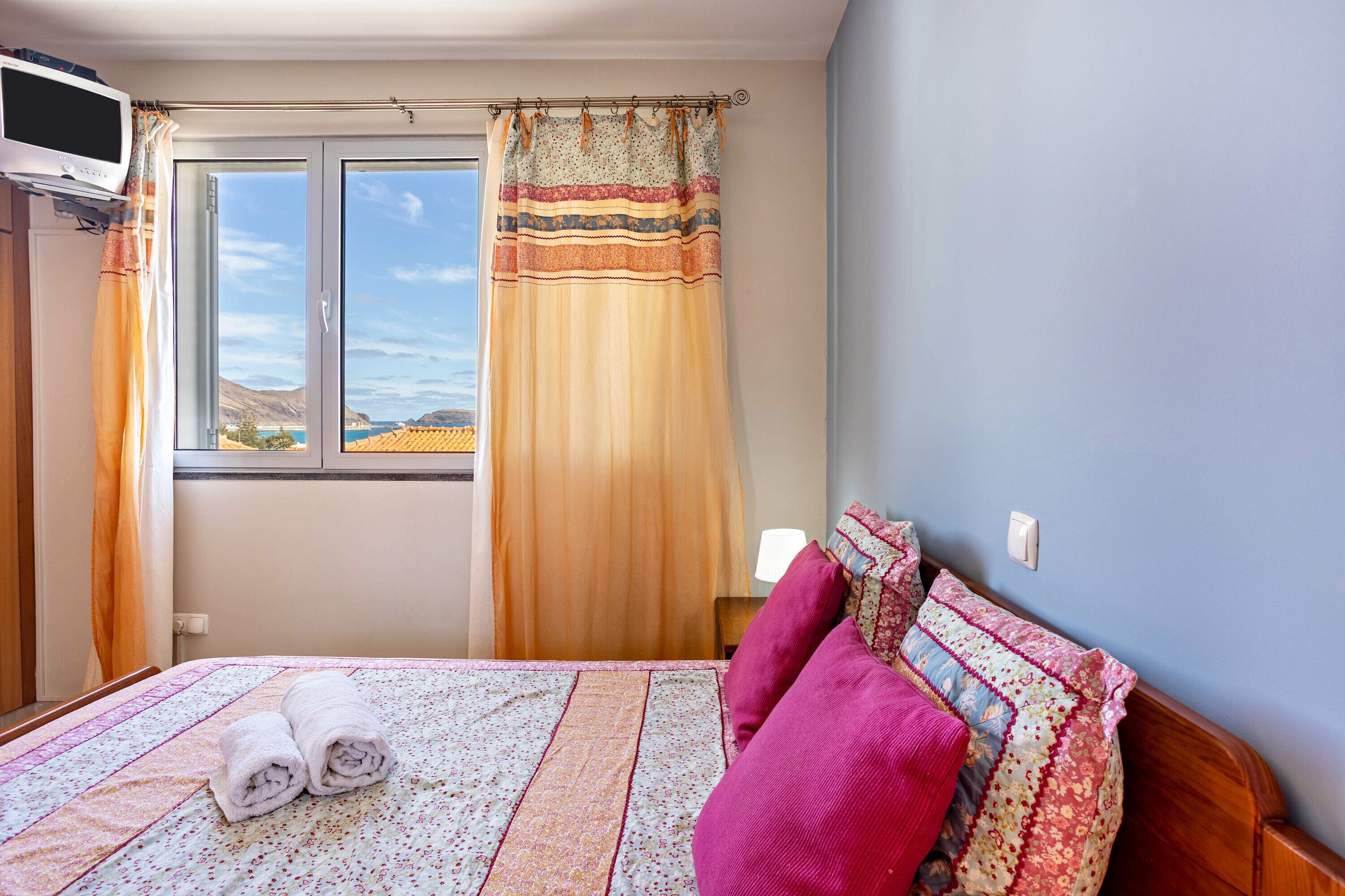 1 slaapkamer, een strijkplank/strijkijzer, gratis wifi, beddengoed