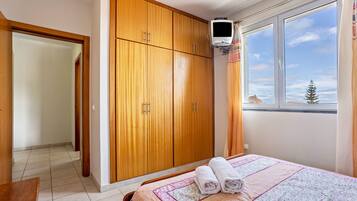 1 habitación, tabla de planchar con plancha, wifi gratis y ropa de cama