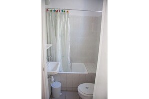 Baignoire, sèche-cheveux, serviettes fournies