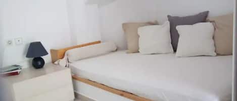 2 makuuhuonetta, silitysrauta/-lauta, ilmainen Wi-Fi, vuodevaatteet