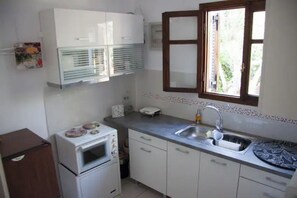 Réfrigérateur, four, plaque de cuisson, bouilloire électrique