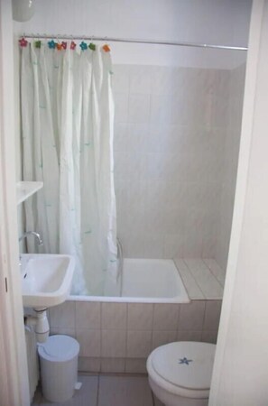 Baignoire, sèche-cheveux, serviettes fournies