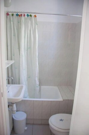 Bathtub, hair dryer, towels