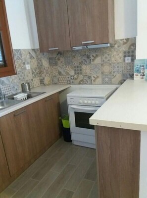 Refrigerador, horno, parrilla de estufa y tetera eléctrica 