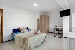 1 habitación, tabla de planchar con plancha, wifi gratis y ropa de cama 