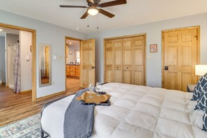 4 habitaciones, escritorio y tabla de planchar con plancha 