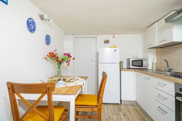 Kühlschrank, Mikrowelle, Ofen, Herdplatte