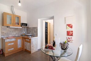 Fridge, microwave, stovetop, coffee/tea maker - Holiday 1 Bedroom Apartment in Albufeira Galé (Albufeira)