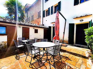 Outdoor dining - Characteristic apartment with terrace on the walls of Lucignano (Lucignano)
