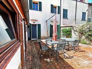 Outdoor dining - Characteristic apartment with terrace on the walls of Lucignano (Lucignano)