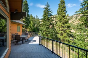 Outdoor dining - Leavenworth Mtn. Retreat -Home Close to Town (Cashmere)